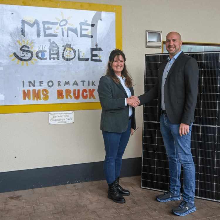 Bürgermeisterin Barbara Huber mit Michael Schnaitl von one2zero, welche als Partner eine kompetente und rasche Umsetzung ermöglichte.Foto: Gemeinde Bruckhochgeladen von Magdalena Pfeffer